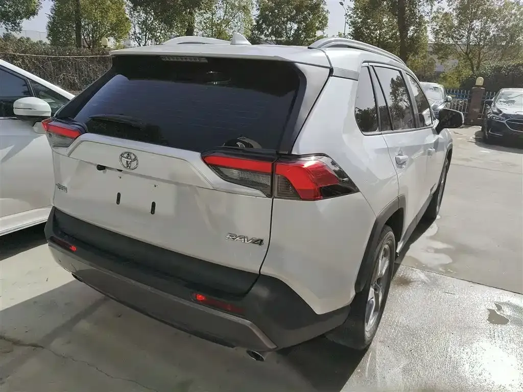 Toyota RAV4 — фото 7