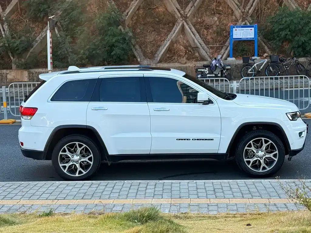 Jeep Grand Cherokee (Import) 2023 из CN, фото 9