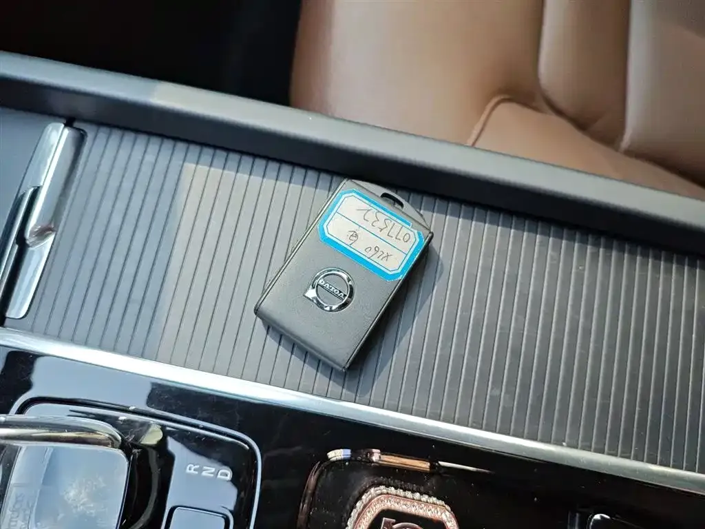 Volvo XC60 2024 из CN, фото 2