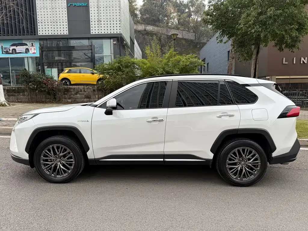 Toyota Wildlander — фото 10