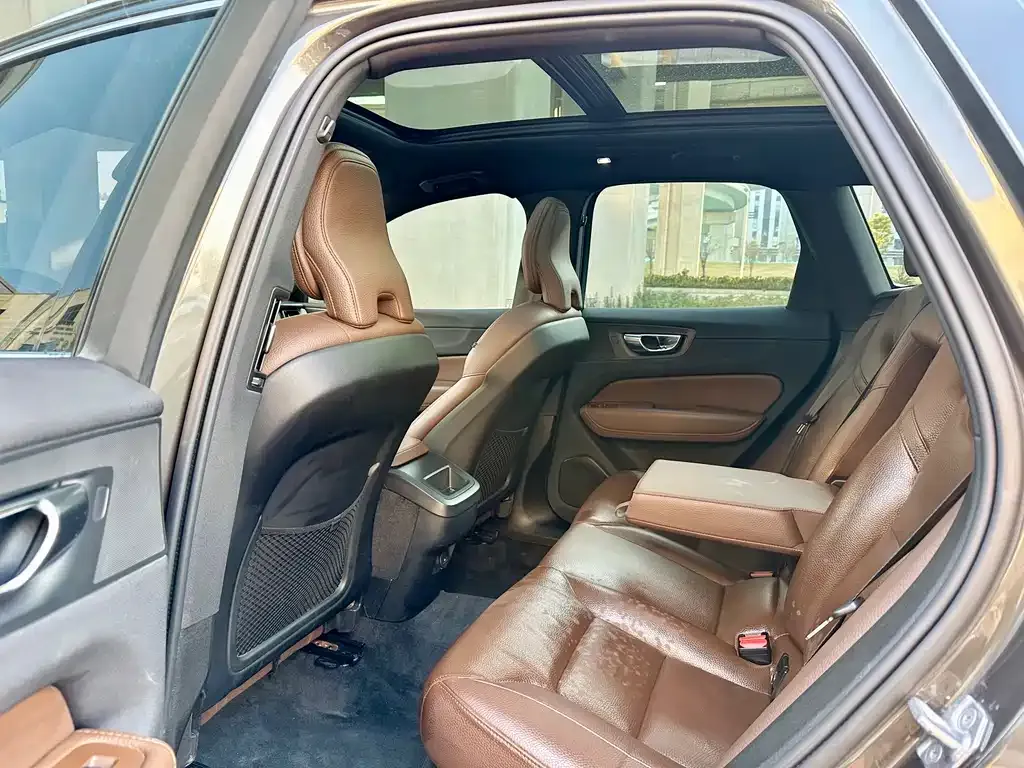 Volvo XC60 — фото 2