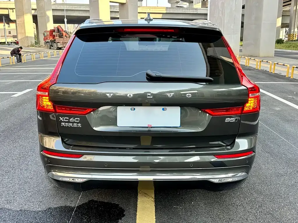Volvo XC60 — фото 10