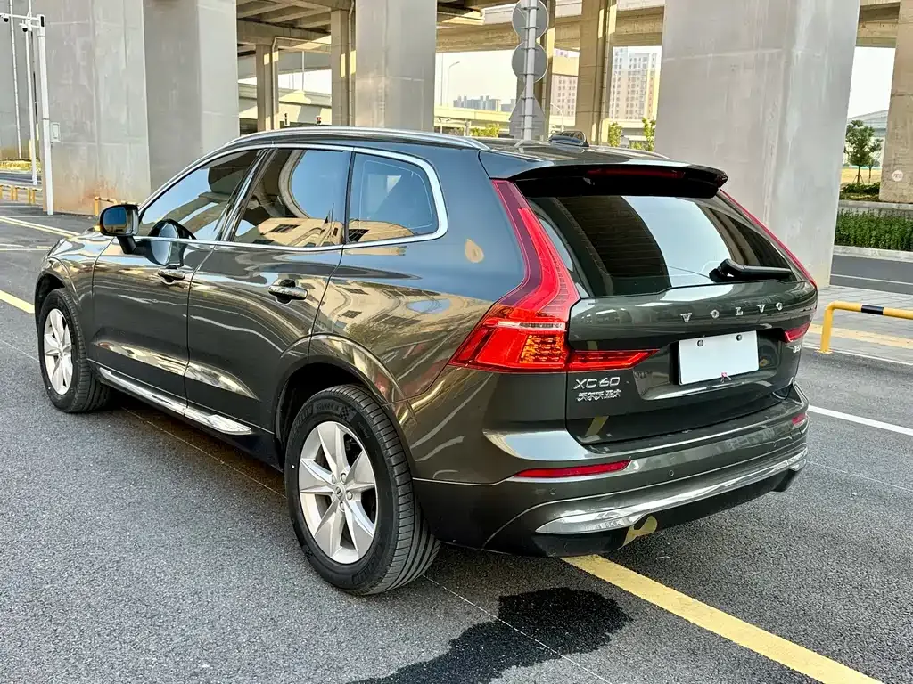 Volvo XC60 — фото 8