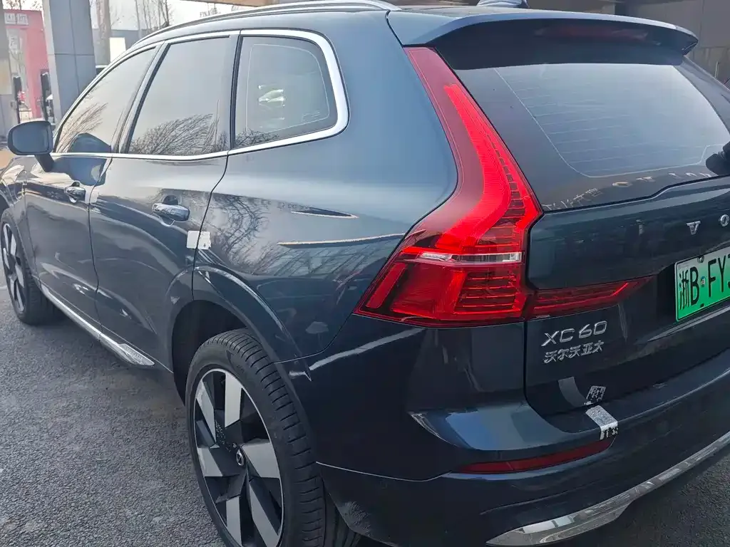 Volvo XC60 PHEV — фото 3