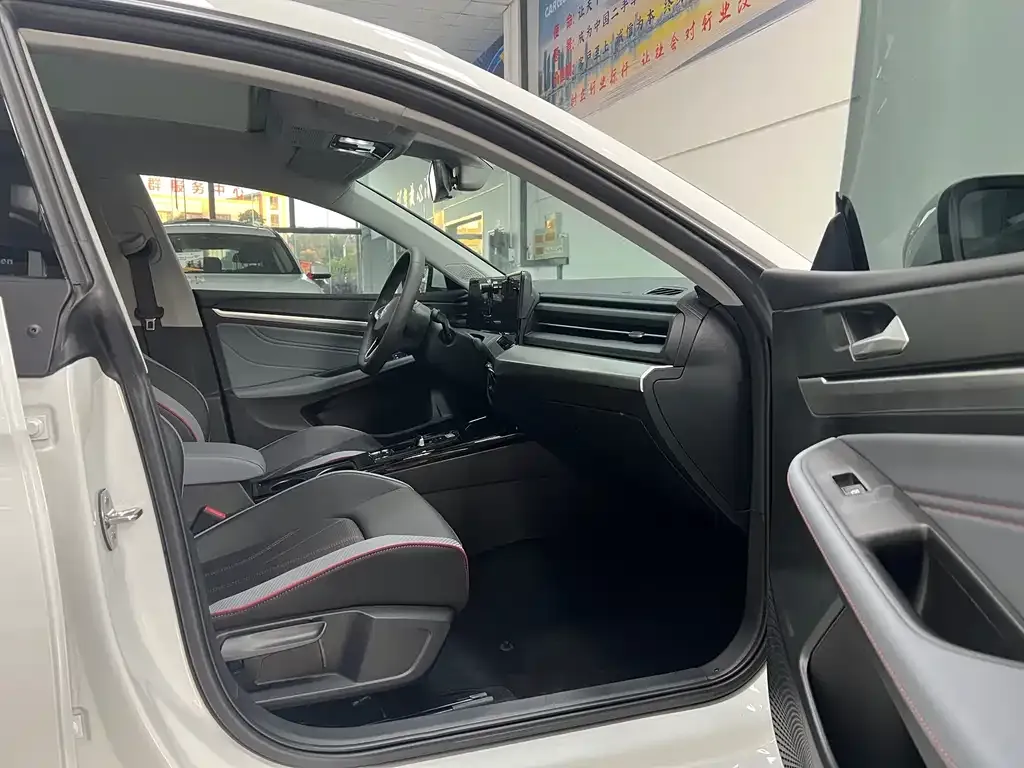 Volkswagen Lamando 2024 из CN, фото 3