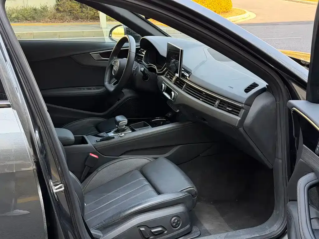 Audi A4L 2023 из CN, фото 2