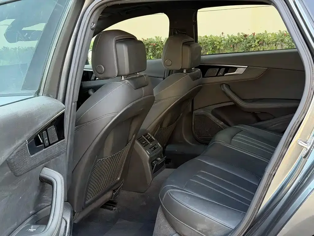 Audi A4L 2023 из CN, фото 4