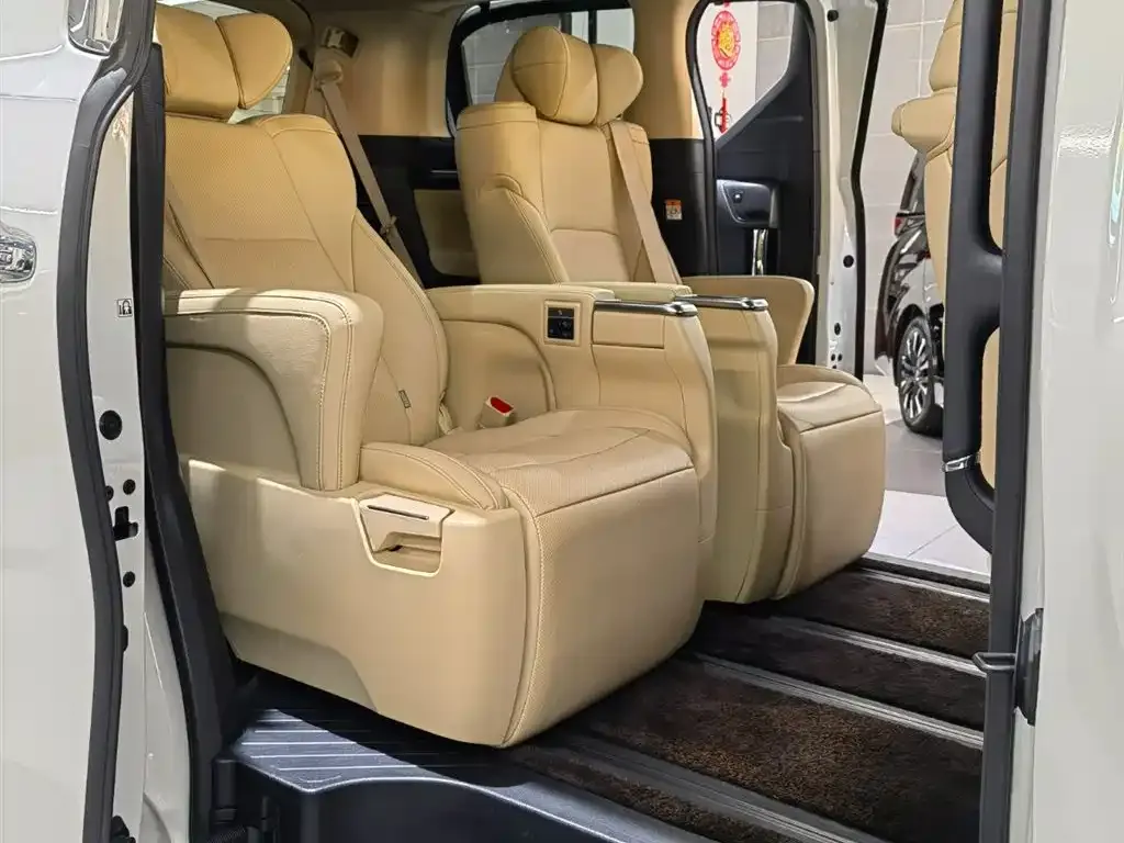 Toyota Alphard 2023 из CN, фото 10