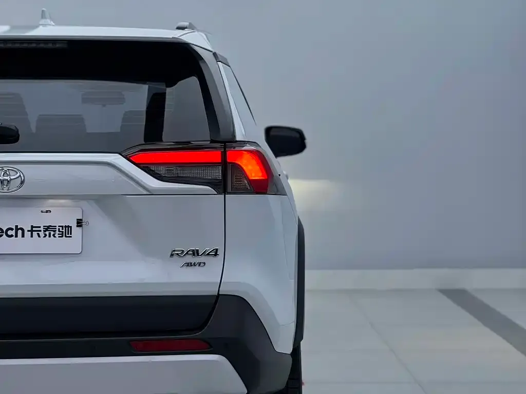 Toyota RAV4 2023 из CN, фото 8