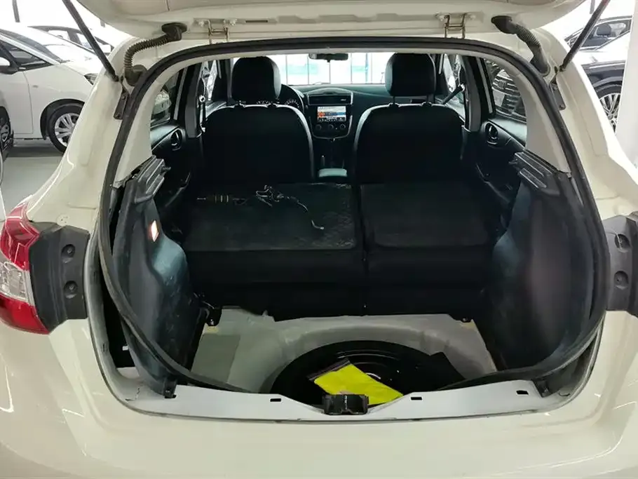 Nissan Tiida — фото 3