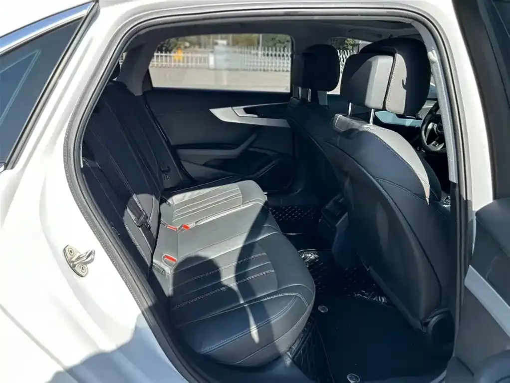 Audi A4L 2022 из CN, фото 7