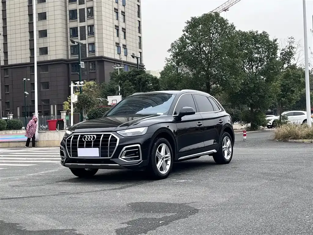Audi Q5L — фото 1