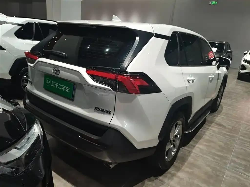 Toyota RAV4 — фото 7