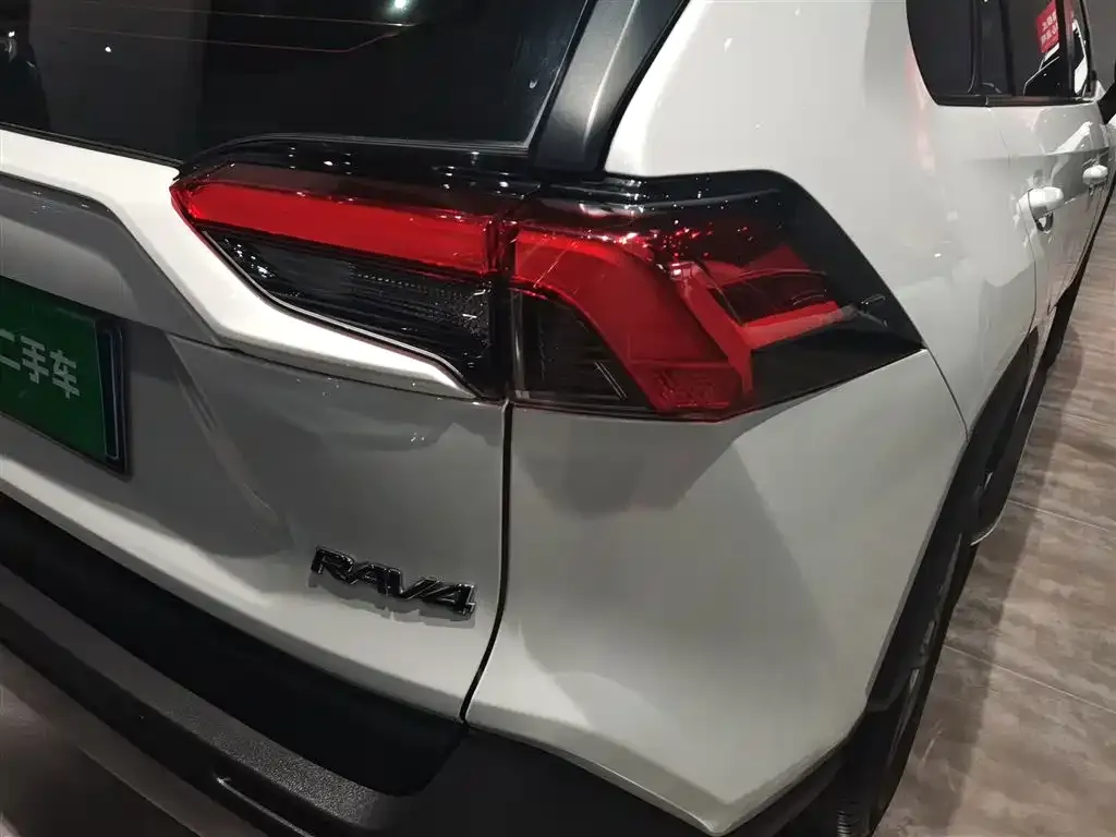 Toyota RAV4 — фото 8