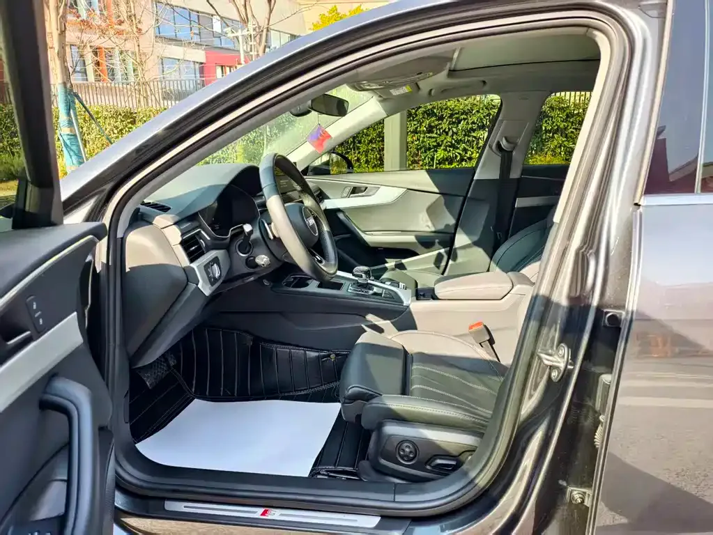 Audi A4L 2022 из CN, фото 4