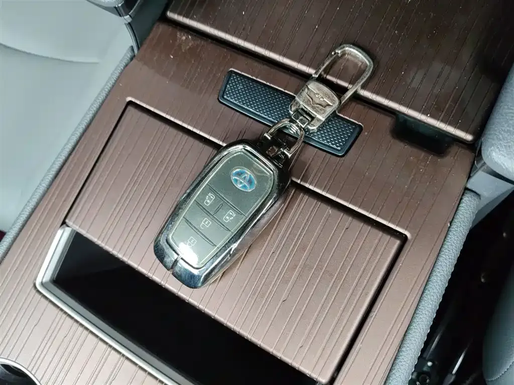 Toyota Granvia — фото 9
