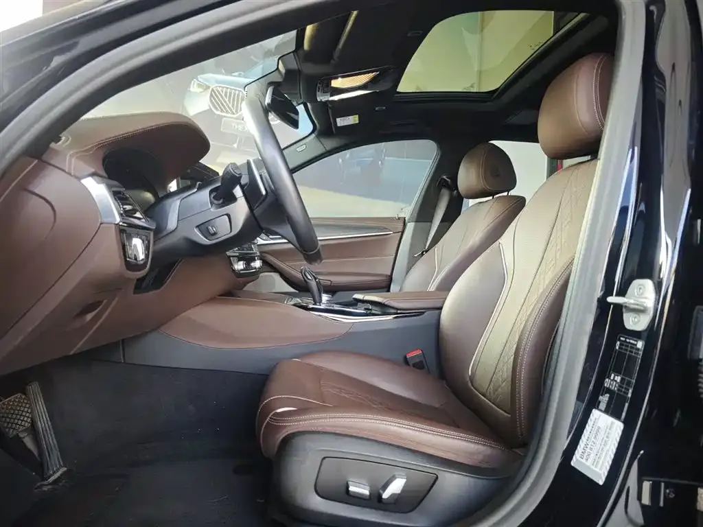 BMW 5 Series 2022 из CN, фото 9