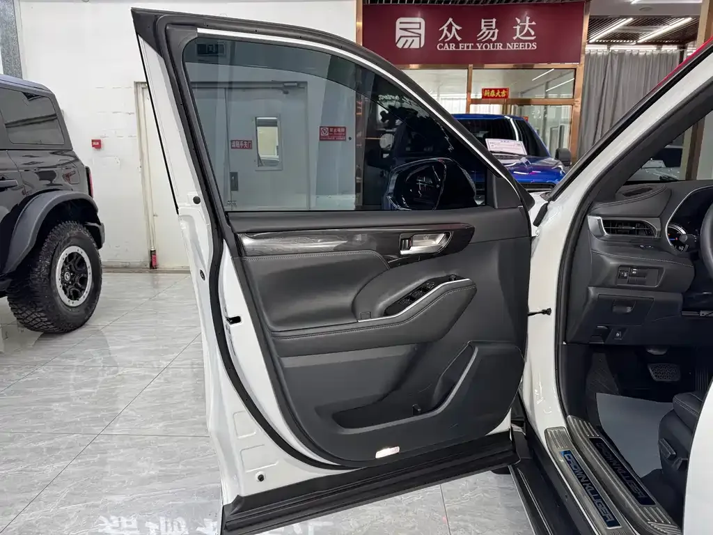 Toyota Crown Kluger 2022 из CN, фото 8