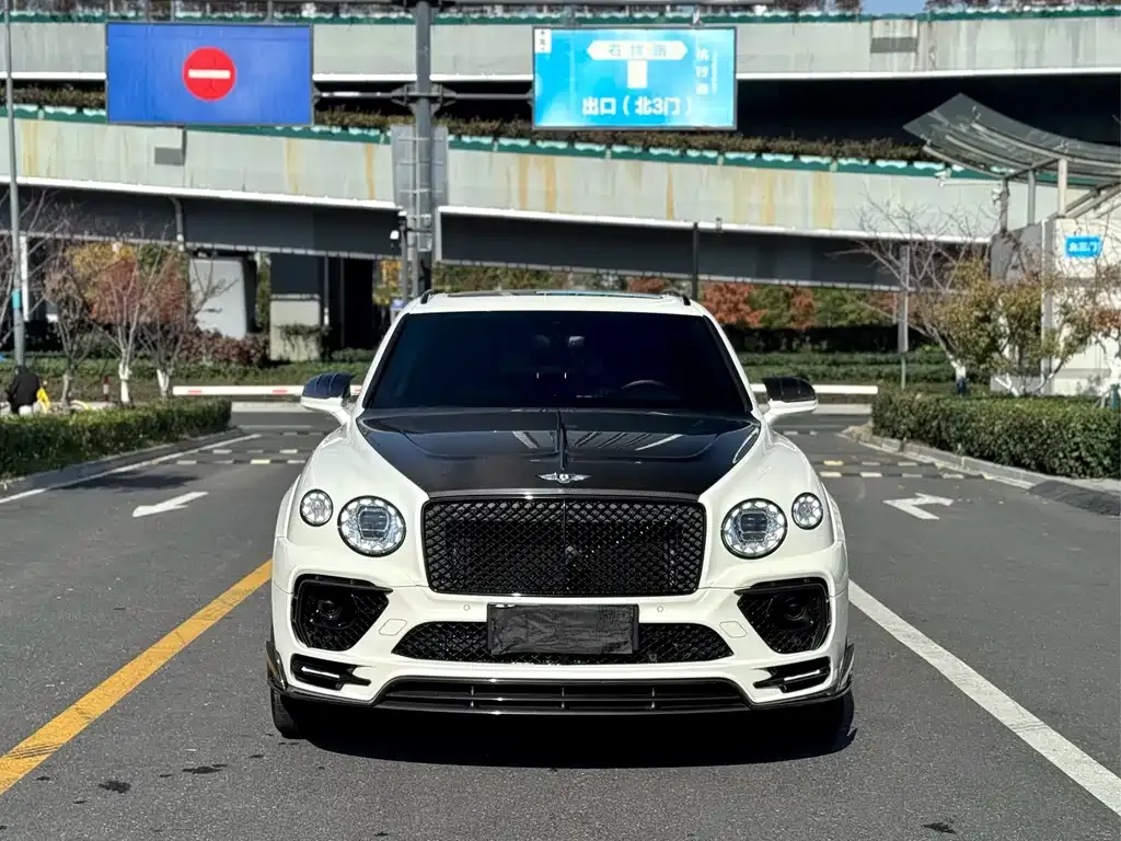 Bentley Bentayga 2023 из CN, фото 1