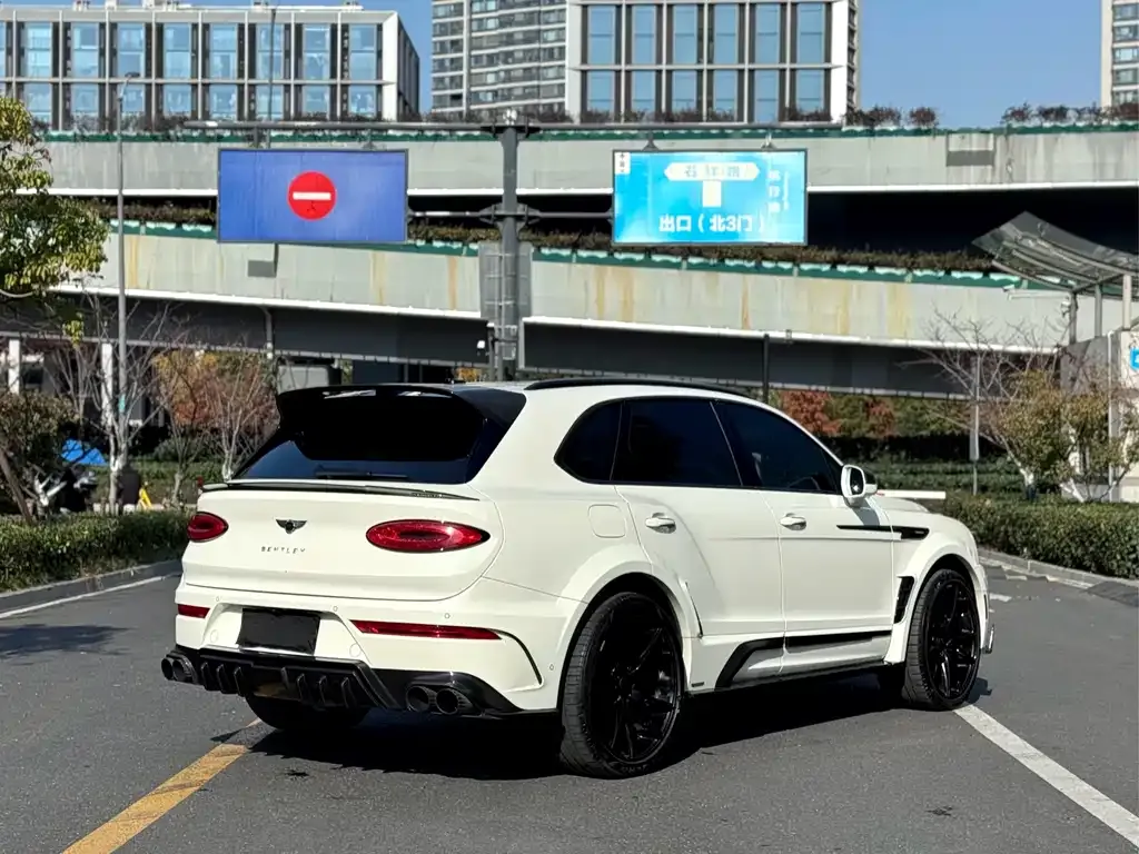 Bentley Bentayga 2023 из CN, фото 3