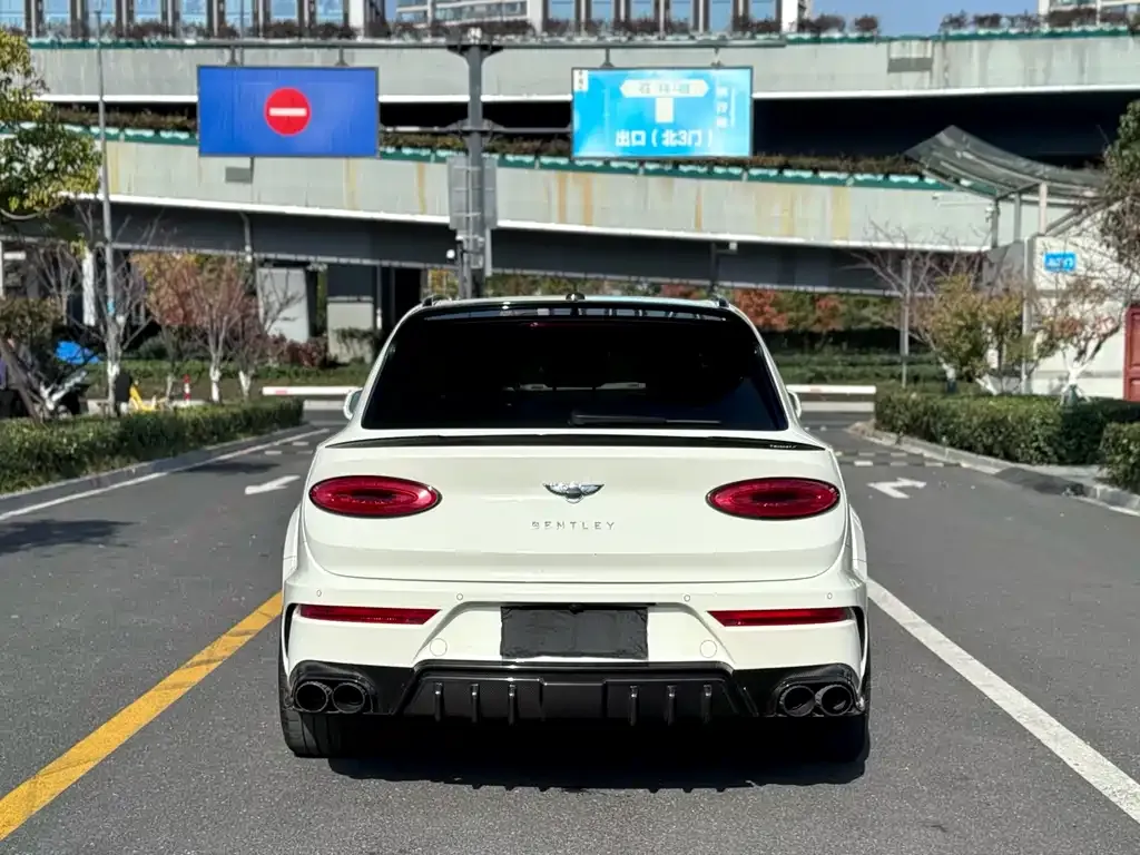 Bentley Bentayga 2023 из CN, фото 8