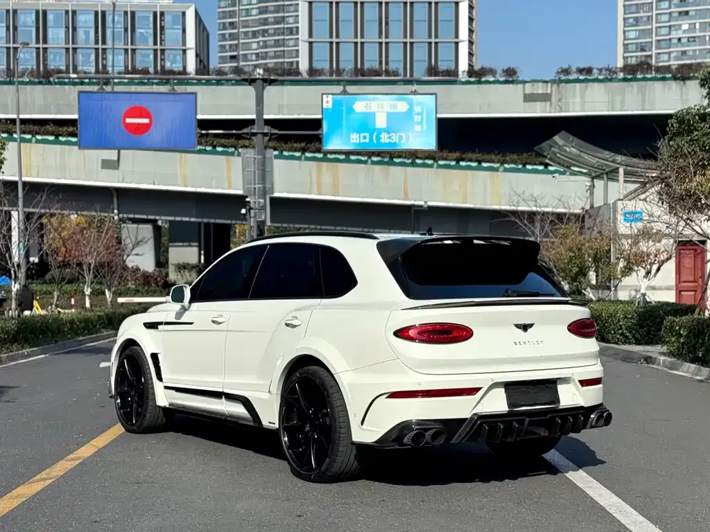 Bentley Bentayga 2023 из CN, фото 2