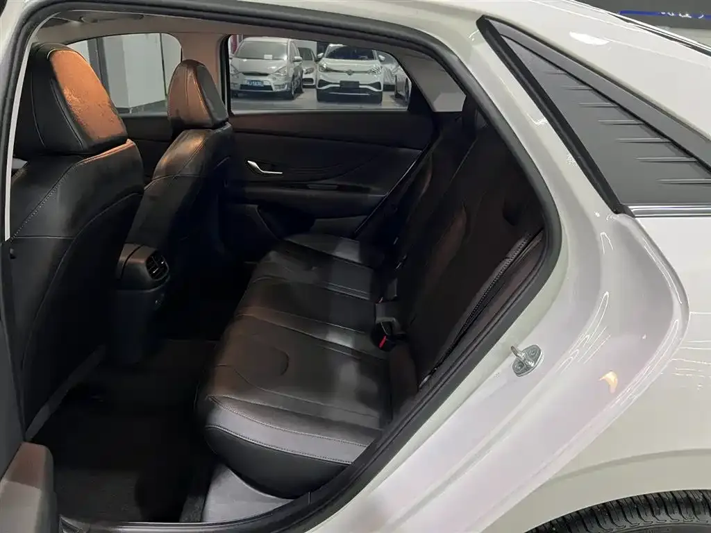 Hyundai Elantra 2023 из CN, фото 10