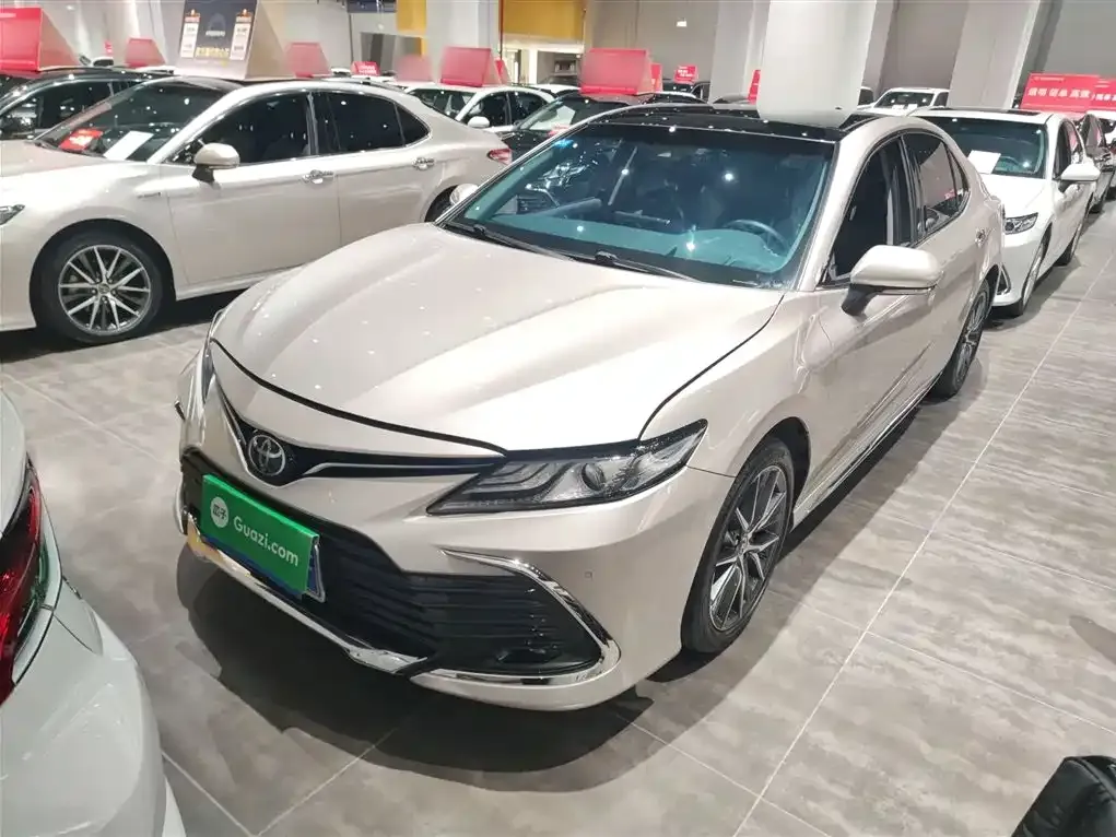 Toyota Camry — фото 1
