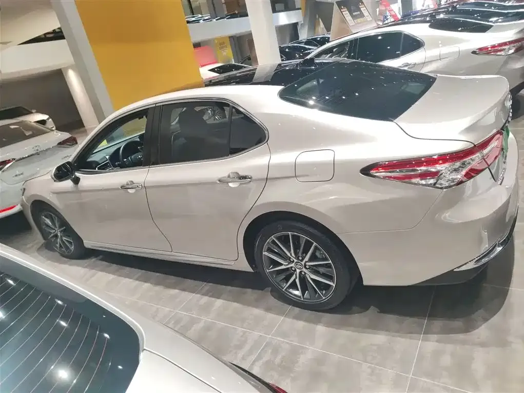 Toyota Camry — фото 5