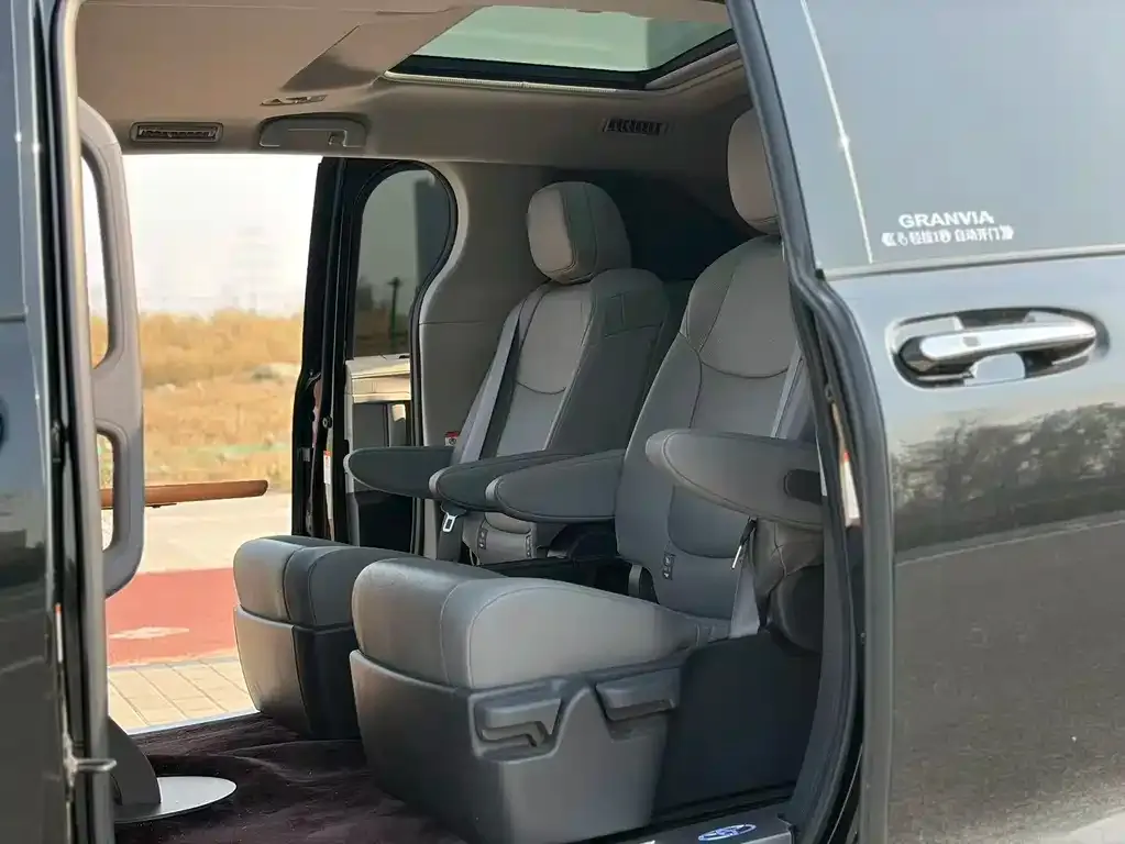 Toyota Granvia 2024 из CN, фото 9
