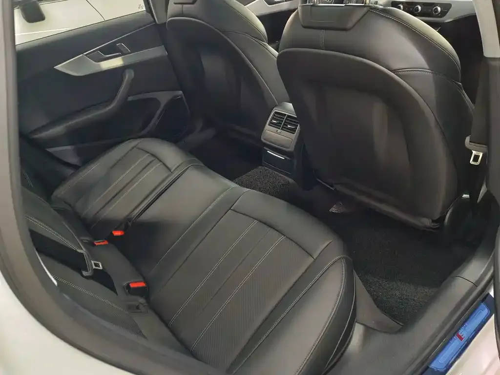 Audi A4L 2024 из CN, фото 5