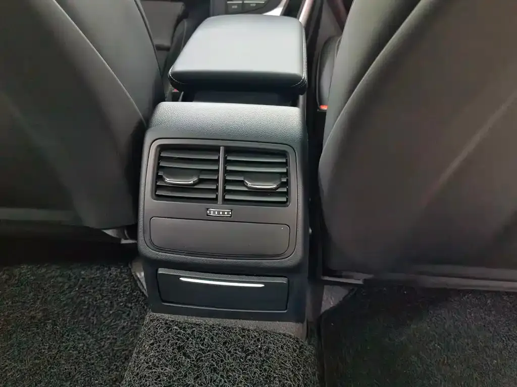 Audi A4L 2024 из CN, фото 10