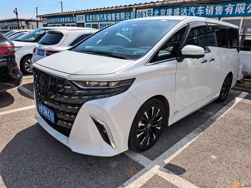 Toyota Alphard — фото 1