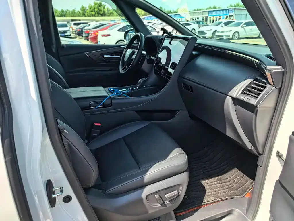 Toyota Alphard — фото 2