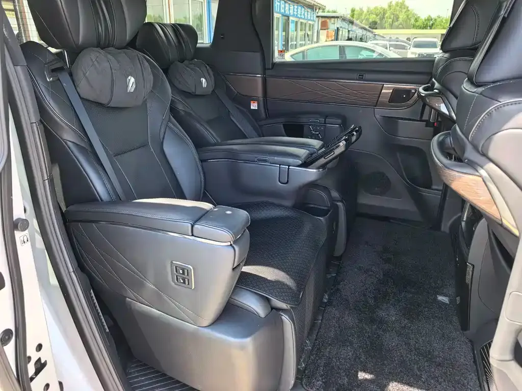 Toyota Alphard — фото 4