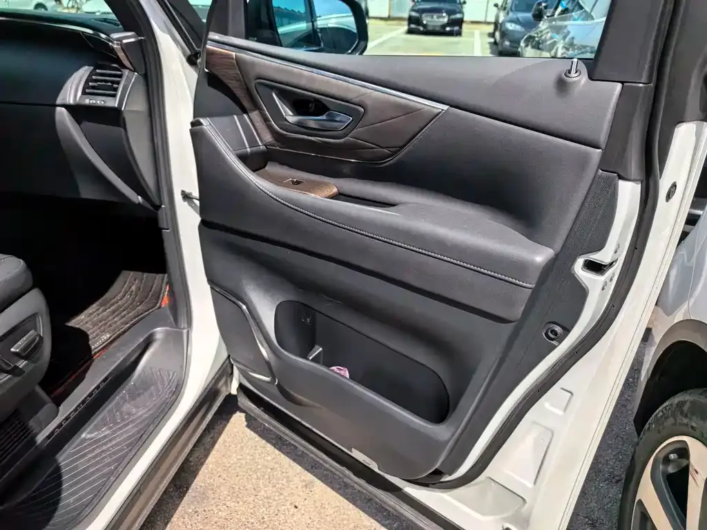 Toyota Alphard — фото 9