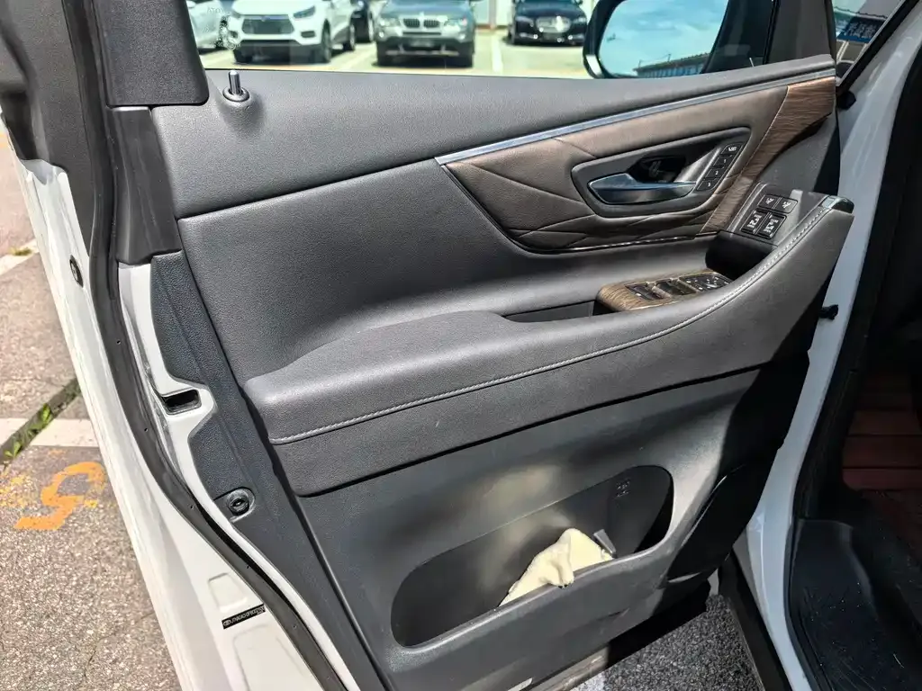 Toyota Alphard — фото 10