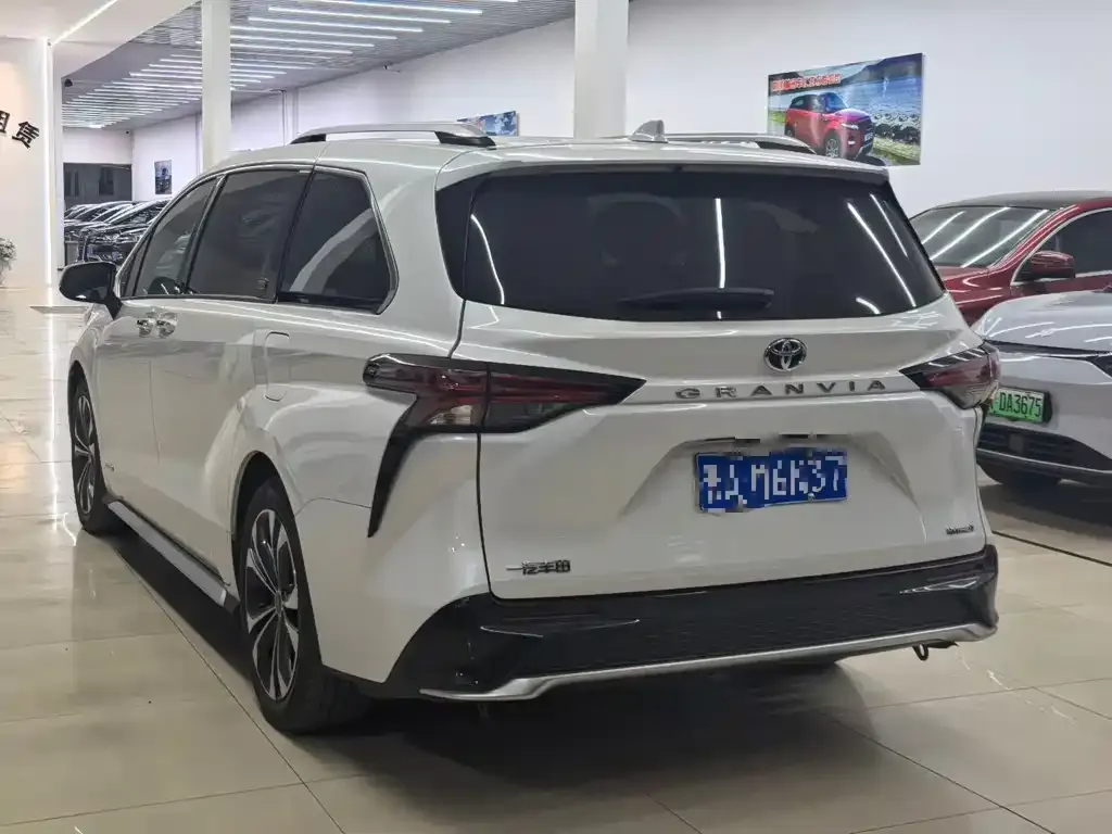 Toyota Granvia — фото 7
