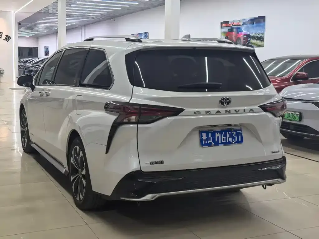 Toyota Granvia — фото 6