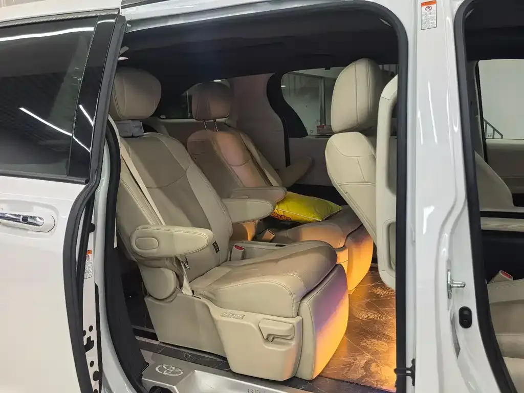 Toyota Granvia — фото 4
