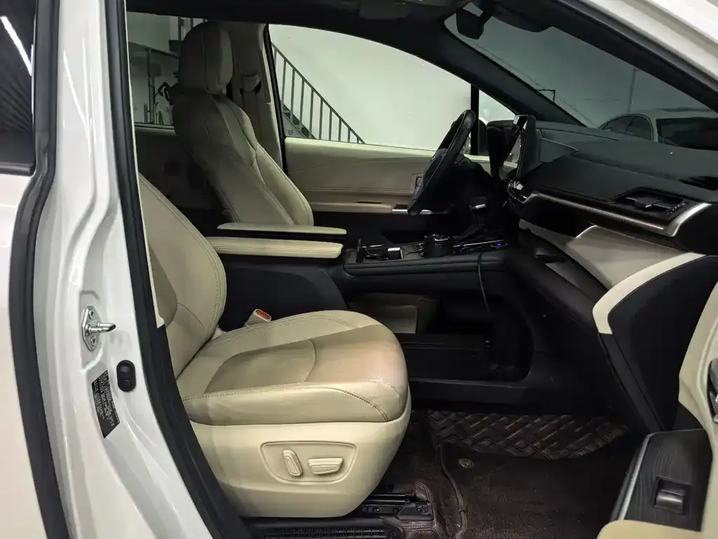 Toyota Granvia — фото 2