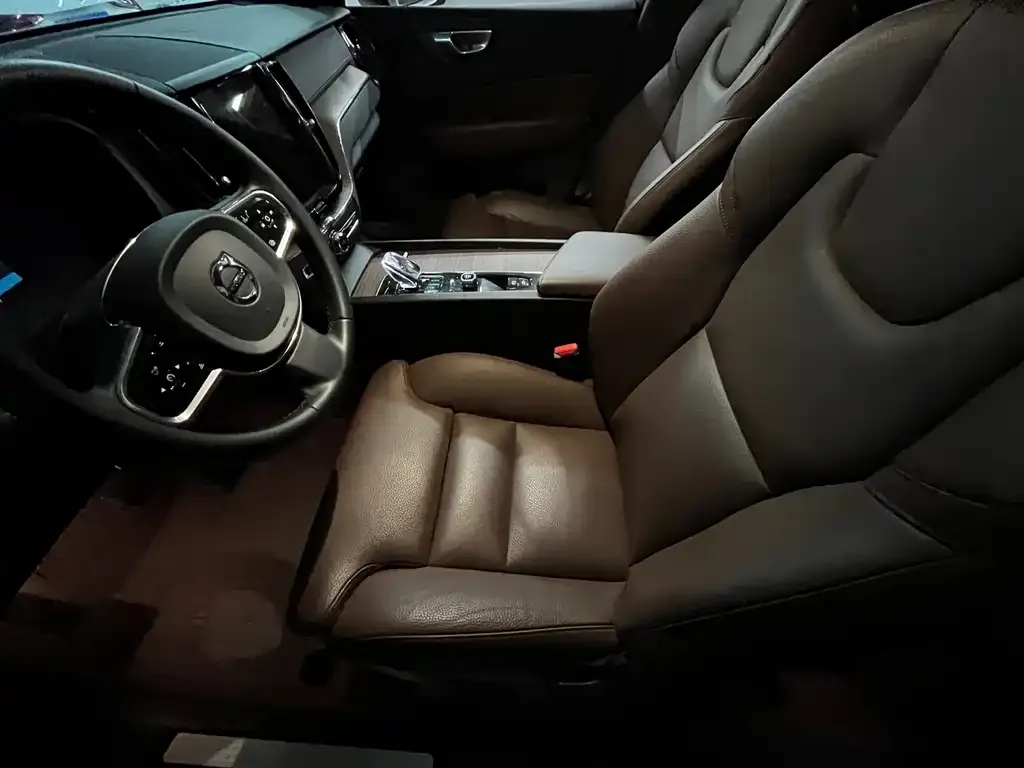 Volvo XC60 2023 из CN, фото 2