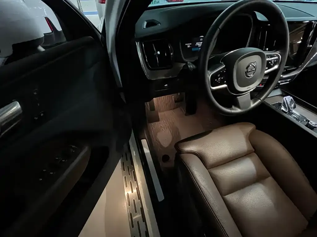 Volvo XC60 2023 из CN, фото 5