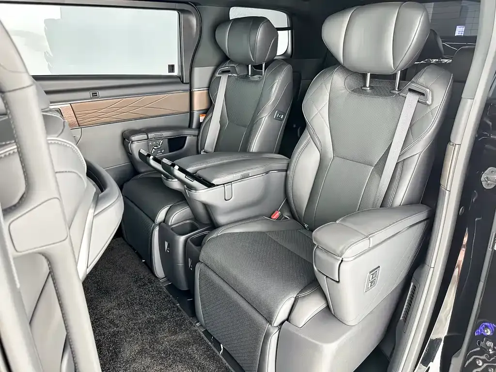 Toyota Alphard — фото 9