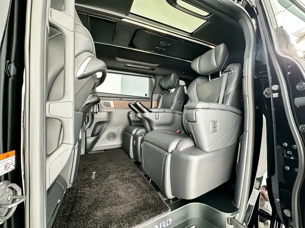 Toyota Alphard — фото 8