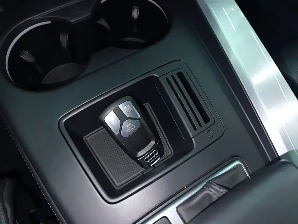 Audi A4L 2023 из CN, фото 6