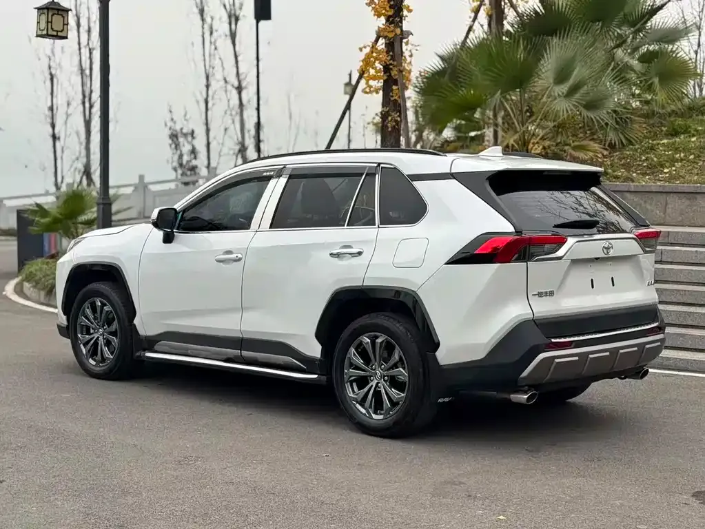 Toyota RAV4 — фото 9