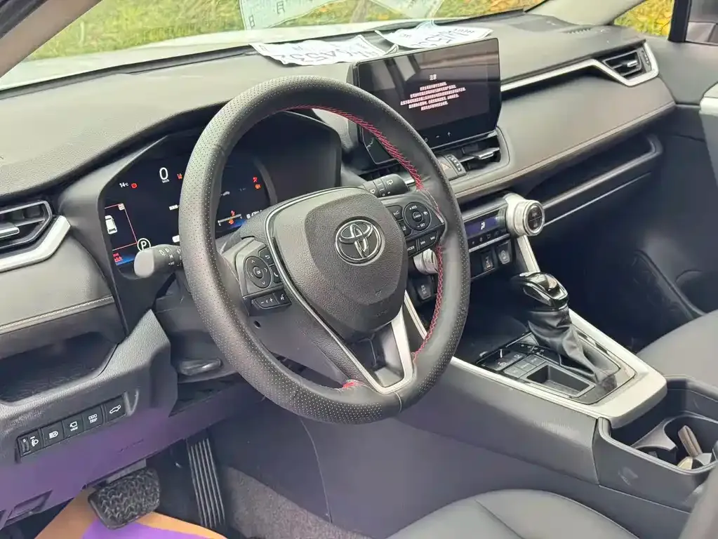 Toyota RAV4 — фото 8