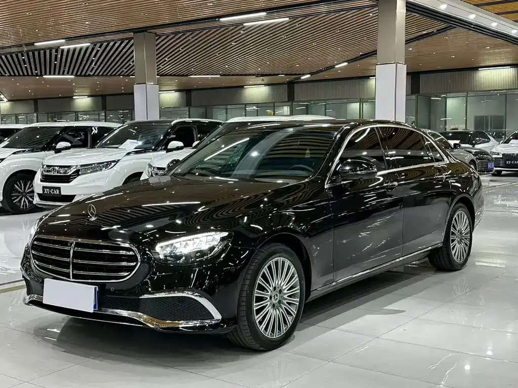Mercedes-Benz E-Class — фото 1