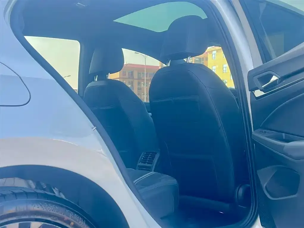 Volkswagen Golf 2023 из CN, фото 2